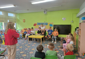 Dzieci zadają pytania pracownikom