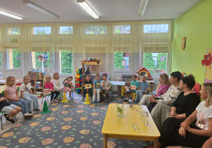 Dzieci zadają pytania pracownikom