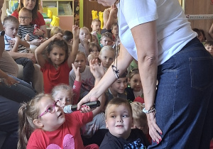 Dzieci udzielają odpowiedzi na pytania przez mikrofon