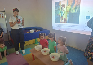 Troje dzieci słucha zasad kolejnego konkursu