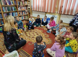 Wizyta w Bibliotece Pedagogicznej grupy "Sowy mądre głowy"