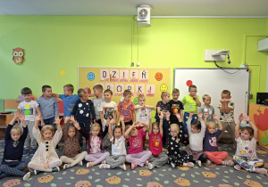 grupa VI ustawiona przed napisem Dzień Kropki