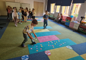 dzieci segregują kropki wg koloru