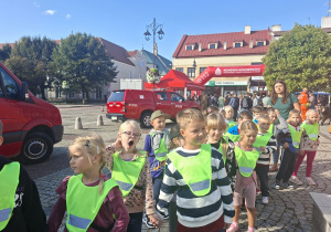 dzieci wchodzą na plac, gdzie odbywa się piknik