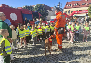 dzieci obserwują psa ratownika