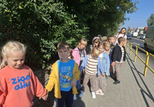 dzieci obserwują światła sygnalizatora