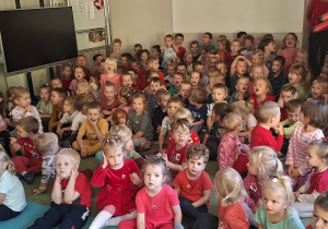 Dzieci słuchają ciekawostek nt.fletu