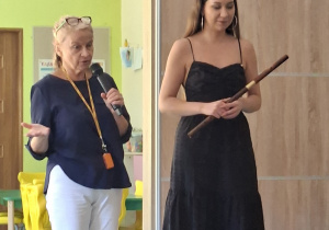 P.Małgosia z p.Kasią pokazują dzieciom flet