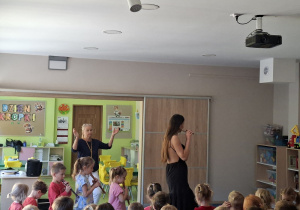 Dzieci maszerują grając na fletach za p.Kasią w rytm muzyki
