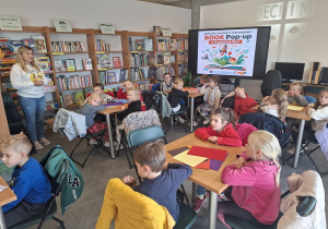 Dzieci słuchają jak powstają ilustracje