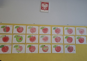 Prace plastyczne na tablicy z obrazkami jabłek