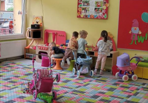 Dzieci bawią się w kąciku kuchennym i kosmetycznym