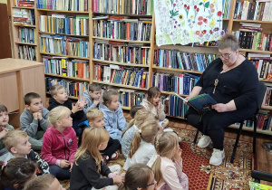 Dzieci rozmawiają z panią na temat bajki.