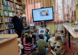 Dzieci rozmawiają na temat bajki