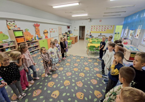 Dziewczynki stoją na przeciwko chłopców składając im życzenia