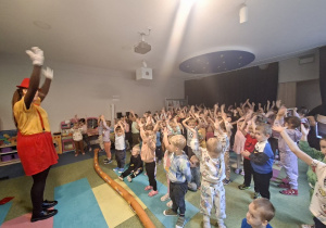 Dzieci tańczą z aktorem przy piosence z przedstawienia