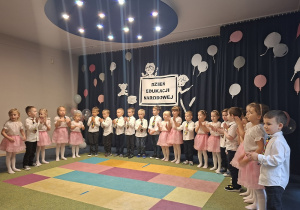 Dzieci stoją w półkolu