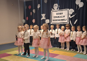Czworo dzieci przy mikrofonie mowi wierszyki