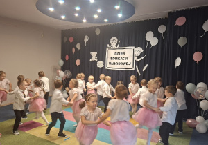 Dzieci wykonują taniec w parach