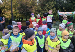 Dzieci stoją na podium z dyplomem oraz upominkami