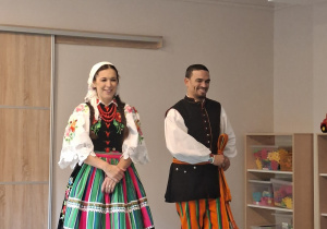 Dwoje tancerzy w strojach łowickich