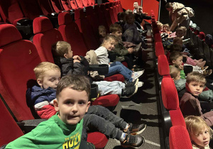 Dzieci siedza w kinie