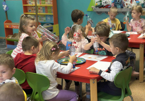 Dzeci stemplują za pomocą plastikowych butelek