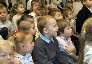 Dzieci oglądają przedstawienie z okazji DEN