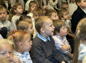 Dzień nauczyciela-kwiaty dla naszej Pani