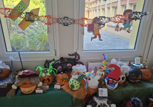 wystawa dyni w ramach konkursu na " Najciekawszego Dyniaczka"