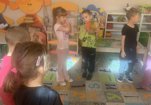 Dzieci przekazują sobie dynie w kole