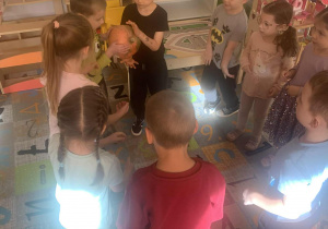 Dzieci przekazują sobie dynie w kole