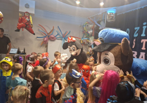 Dzieci witają się z postaciami Myszki Miki i Psiego Patrolu