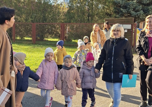 Dzieci z grupy "Misie" idą wraz z wychowawcą poza teren przedszkola