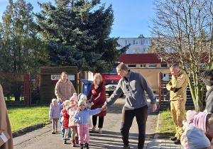 Dzieci z grupy "Kotki" wychodzą z przedszkolnej bramy