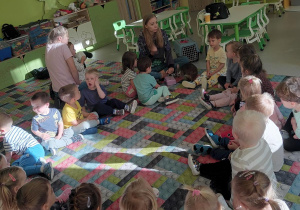 Dzieci z grupy "Kotki" siedzą w kole wokół zwierząt