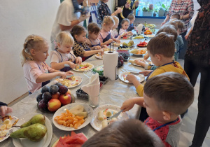 Dzieci robią sałatkę