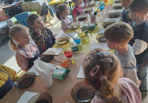 Dzieci wykonują pracę plastyczną