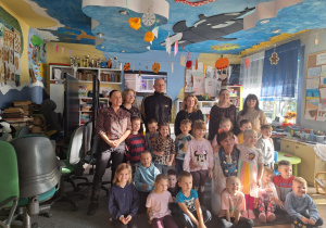 Dzieci pozują do zdjecia wraz z opiekunami