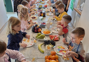 Dzieci jedzą swoje sałatki