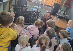 Dzieci słuchają gry na perkusji