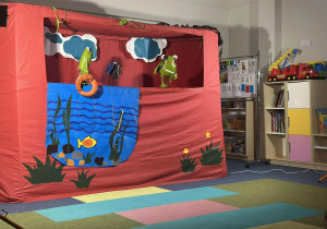 Kolorowe kukiełki, które występują w teatrzyku