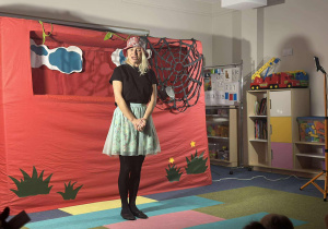 Aktorka z teatrzyku wita się z dziećmi