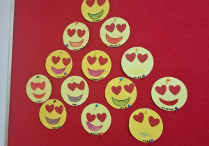 Prace dzieci o emocjach na tablicy