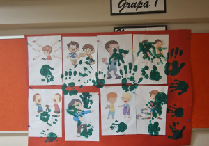 Prace dzieci o emocjach na tablicy