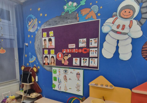 Prace dzieci o emocjach na tablicy