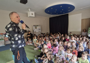 P.Witek wita się z dziećmi piosenką
