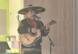 Gość p.Witka prezentuje dzieciom piosenkę