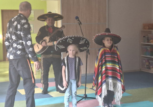 Dwoje dzieci wybrane w czasie koncertu w przebraniach meksykańskich