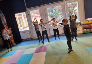 Dzieci poruszają się w rytm perkusji